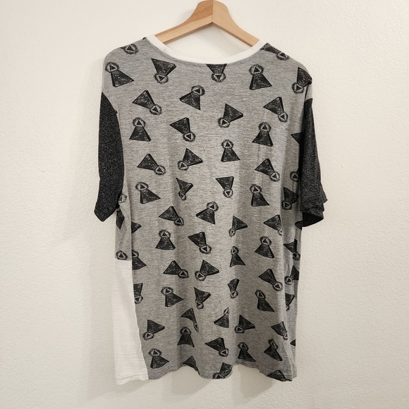 RUSTIC SOULS Gray Black Color Block Short Sleeve Pyramid Print Tee - Picture 2 of 5